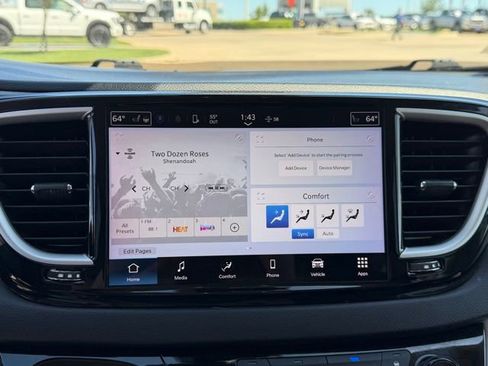 Used 2021 Chrysler Pacifica Touring-L FWD image 16