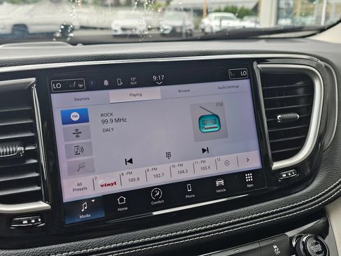 Used 2023 Chrysler Pacifica Touring-L FWD image 22