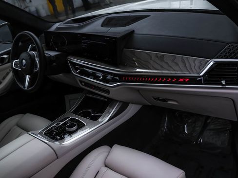 Used 2023 BMW X7 xDrive40i w/ M Sport Package image 28