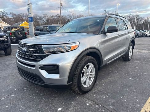 Used 2023 Ford Explorer XLT image 2