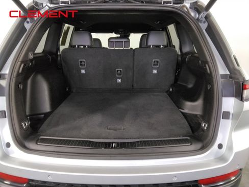 Used 2023 Jeep Grand Cherokee Altitude AWD/4WD image 9