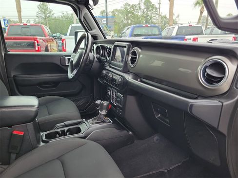 Used 2018 Jeep Wrangler Unlimited Sahara image 34