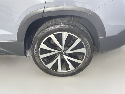Used 2023 Volkswagen Taos SE w/ Panoramic Sunroof Package FWD image 11