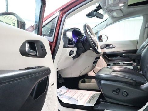 Used 2019 Chrysler Pacifica Limited w/ Advanced Safetytec Group image 9
