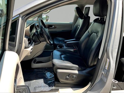 Used 2017 Chrysler Pacifica Touring-L Plus w/ Advanced Safetytec Group FWD image 21
