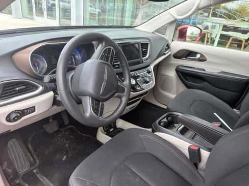 Used 2018 Chrysler Pacifica Touring Plus w/ Tire & Wheel Group FWD image 18