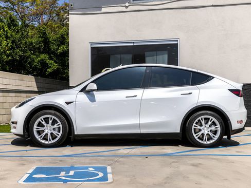 Used 2021 Tesla Model Y Long Range AWD/4WD image 9