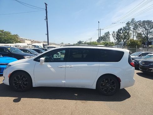 Used 2019 Chrysler Pacifica Touring-L w/ S Appearance Package FWD image 9