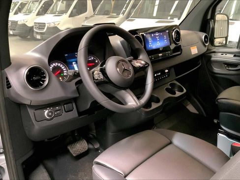 Used 2025 Mercedes-Benz Sprinter 2500 image 18