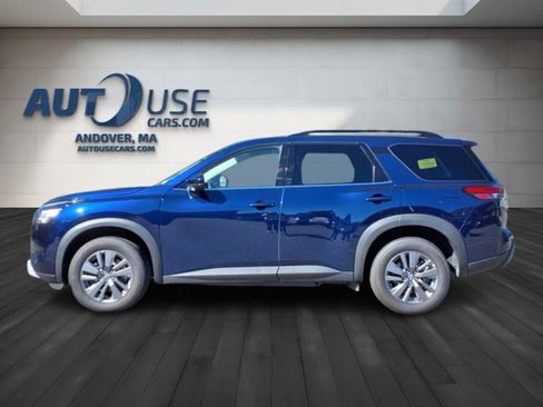 Used 2024 Nissan Pathfinder SV image 2