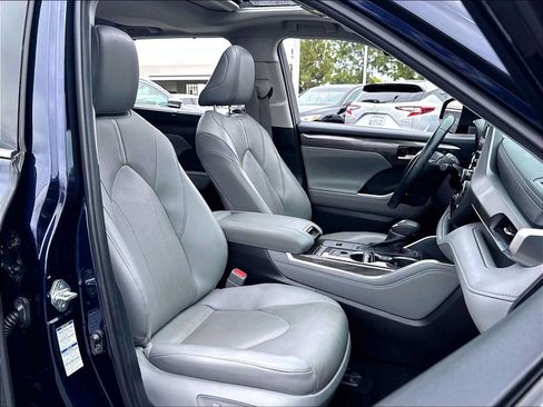 Used 2021 Toyota Highlander Limited AWD/4WD image 10