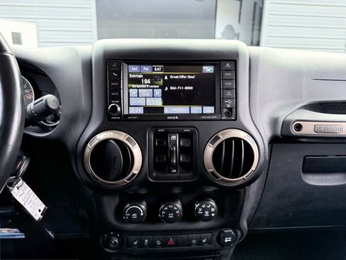 Used 2016 Jeep Wrangler Unlimited Sahara image 19