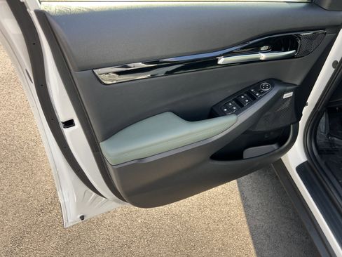 Certified 2025 Kia Seltos SX w/ SX Sunroof Package image 10