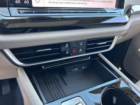 Used 2026 Volkswagen Atlas SE w/ Panoramic Sunroof Package FWD image 12