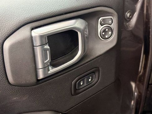 Used 2025 Jeep Wrangler Unlimited Sahara image 16