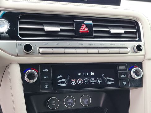 Used 2025 Genesis G70 2.5T image 27