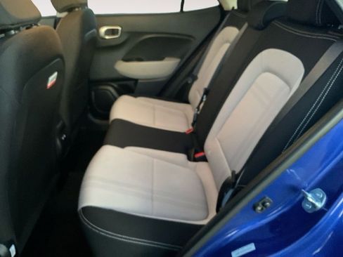 Used 2025 Hyundai Venue SEL FWD image 13