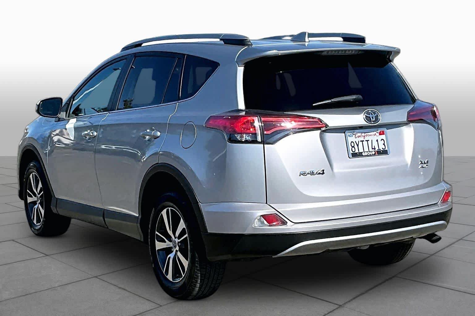 Used 2018 Toyota RAV4 XLE AWD/4WD image 11