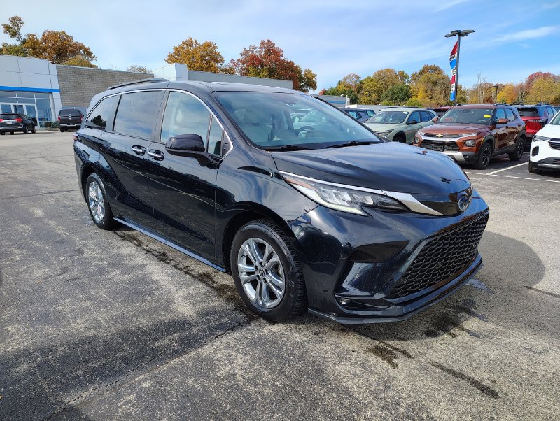 Used 2022 Toyota Sienna XSE w/ XSE Plus Package AWD/4WD image 3