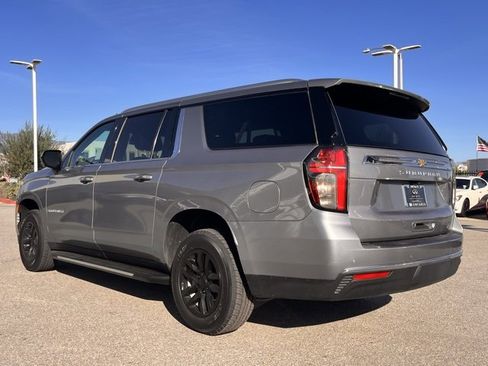 Used 2023 Chevrolet Suburban LT image 3