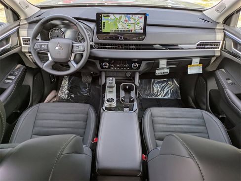 New 2025 Mitsubishi Outlander SE image 16