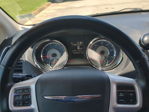 Used 2016 Chrysler Town & Country Touring FWD image 14
