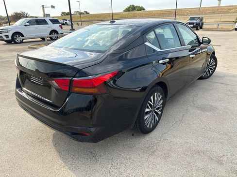 Used 2024 Nissan Altima 2.5 SV FWD image 11