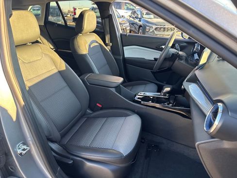 Used 2025 Chevrolet Trax LT image 12