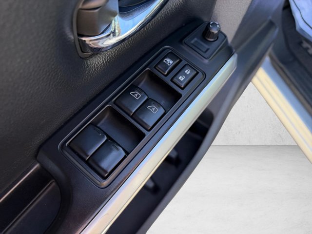 Used 2018 Nissan Titan SV AWD/4WD image 16