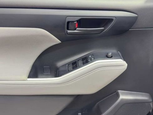 Used 2021 Toyota Highlander LE FWD image 21