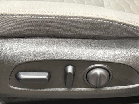 Used 2021 Chevrolet Equinox LS w/ LS Convenience Package image 18