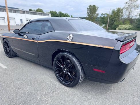 Used 2009 Dodge Challenger SRT8 w/ SRT Option Group II RWD image 12