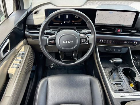 Used 2025 Kia Carnival FWD image 22