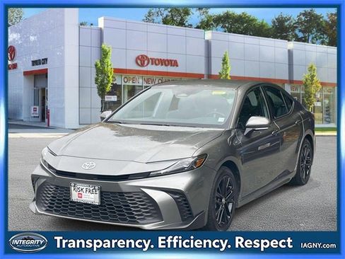 Used 2025 Toyota Camry SE image 4