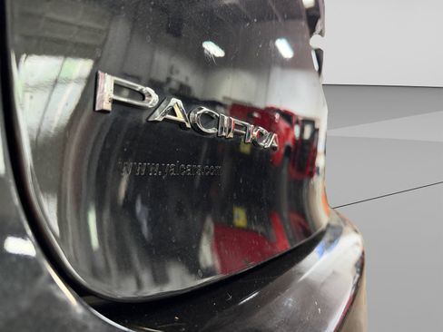 Used 2017 Chrysler Pacifica Touring-L FWD image 43