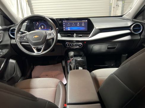 Used 2025 Chevrolet Trax LT w/ LT Convenience Package image 14