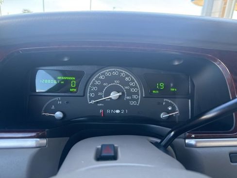 Used 2004 Lincoln Town Car Signature image 28