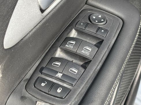 Used 2024 Chrysler Pacifica Touring FWD image 17