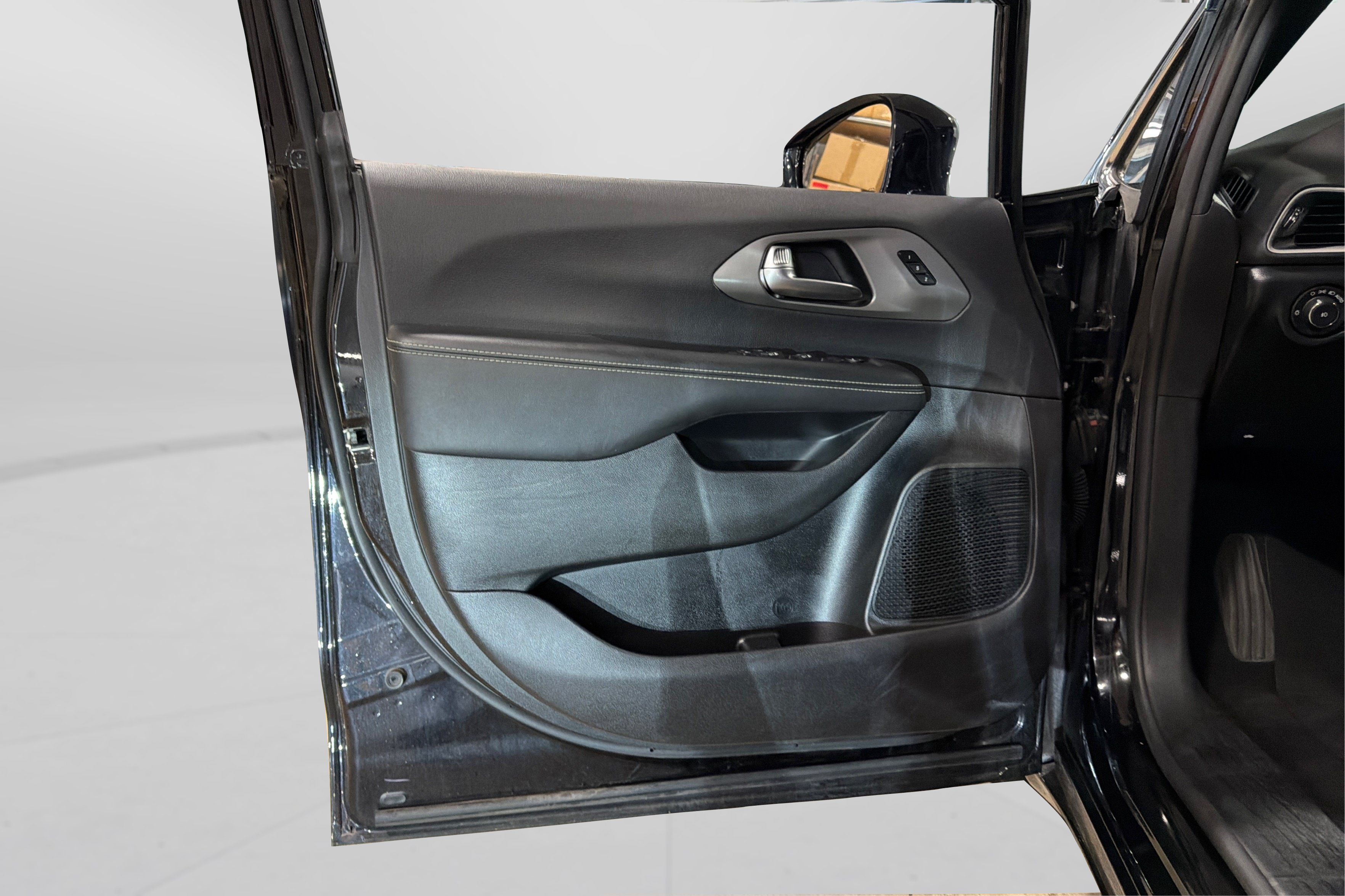 Used 2025 Chrysler Pacifica Select FWD image 15
