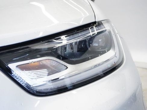 Used 2024 Chrysler Pacifica Limited AWD/4WD image 9