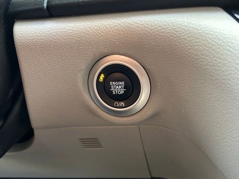 Certified 2023 Chrysler Pacifica Touring-L FWD image 47