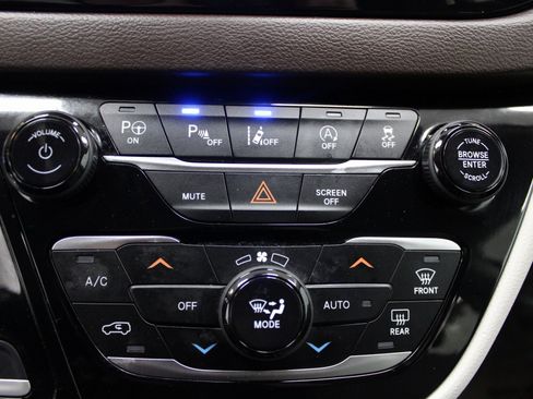 Used 2020 Chrysler Pacifica Touring w/ Advanced Safetytec Group image 36