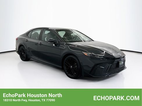 Used 2025 Toyota Camry SE FWD image 1