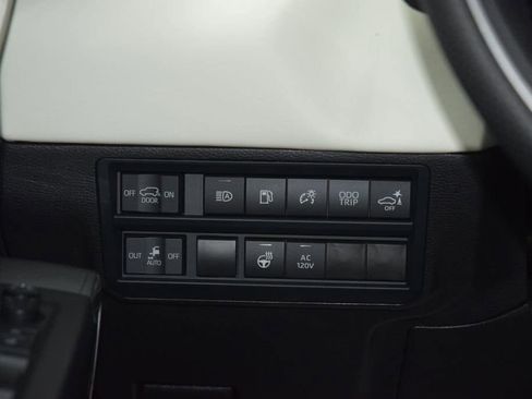 Used 2025 Toyota Sequoia Capstone AWD/4WD image 37