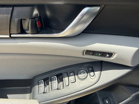 Used 2018 Honda Accord Touring image 14