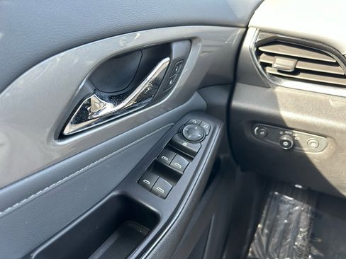 Used 2020 Chevrolet Traverse LT image 16