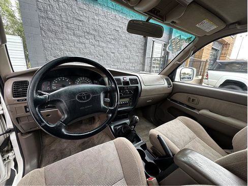 Used 2000 Toyota 4Runner SR5 AWD/4WD image 2