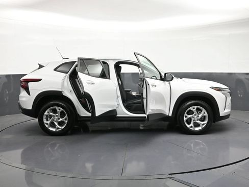 Certified 2025 Chevrolet Trax LS w/ LS Convenience Package FWD image 33