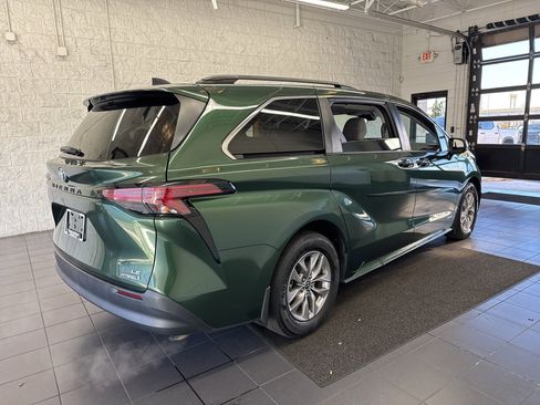 Certified 2021 Toyota Sienna LE image 8