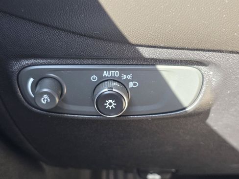 Used 2019 Chevrolet Equinox LT w/ Driver Convenience Package FWD image 10